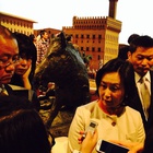 Pansy Ho, CEO di MGM Hotel, intervistata davanti al Porcellino 